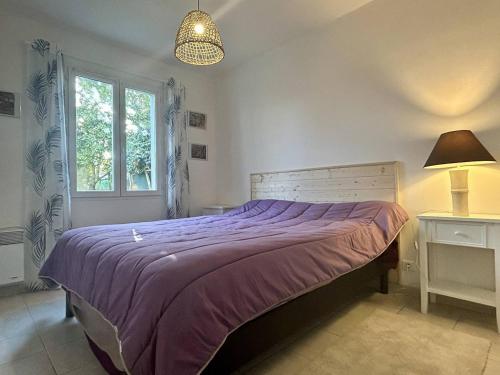 - une chambre avec un lit et une couette violette dans l'établissement Maison Saint-Pierre-d'Oléron, 3 pièces, 4 personnes - FR-1-246A-277, à Saint-Pierre-dʼOléron
