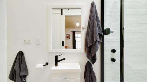 Ένα μπάνιο στο 'Bouddi Bush and Bay Retreat' by HolidayCo
