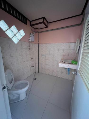 een badkamer met een toilet en een wastafel bij Sawai Home Resort in Nathon