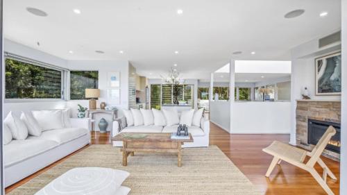 Ruang duduk di 'Binalong House' by HolidayCo