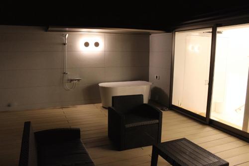 今治市にあるImabari taisei hotelのバスルーム(シャワー、椅子付)、窓が備わります。