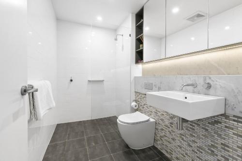 biała łazienka z toaletą i umywalką w obiekcie 1 Bedroom with Rooftop Terrace-Alice72 Self Catering w mieście Sydney