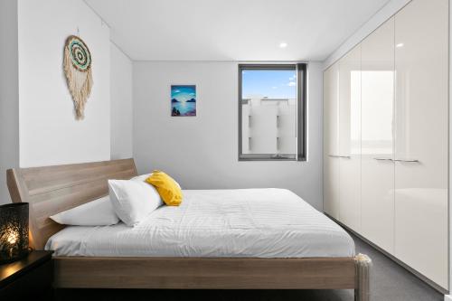 biała sypialnia z łóżkiem i oknem w obiekcie 1 Bedroom with Rooftop Terrace-Alice72 Self Catering w mieście Sydney