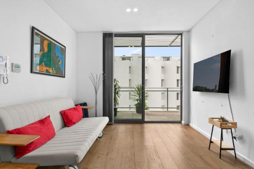 salon z kanapą i czerwonymi poduszkami w obiekcie 1 Bedroom with Rooftop Terrace-Alice72 Self Catering w mieście Sydney