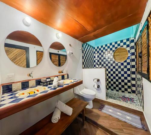 聖奧古斯提尼奧的住宿－Posada Buda-Tortuga，一间带水槽、浴缸和卫生间的浴室