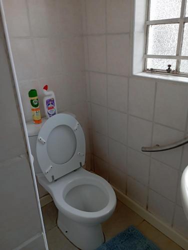 uma casa de banho com um WC branco e uma janela em Yakhe Self-catering Accommodation in Edenvale Johannesburg em Edenvale