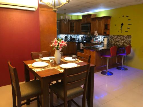 una sala da pranzo con tavolo e sedie e una cucina di Foothills Apartment 28 Vacation Nest a San Fernando