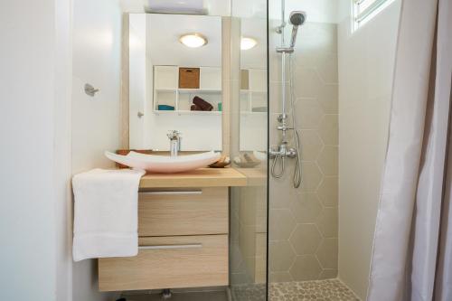 Bilik mandi di Vue imprenable sur le lagon et accès plage Le Touloublue