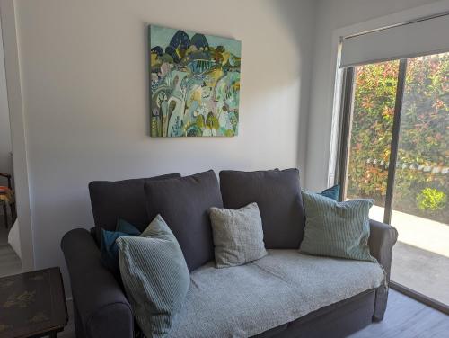 Posezení v ubytování 2 bedroom apartment with Garden views in Sydney