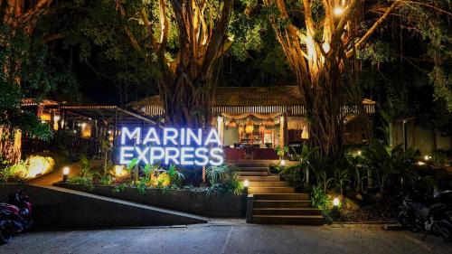 Un cartel que dice "Marina Express" por la noche. en Marina Express-Fisherman Aonang, en Ao Nang Beach