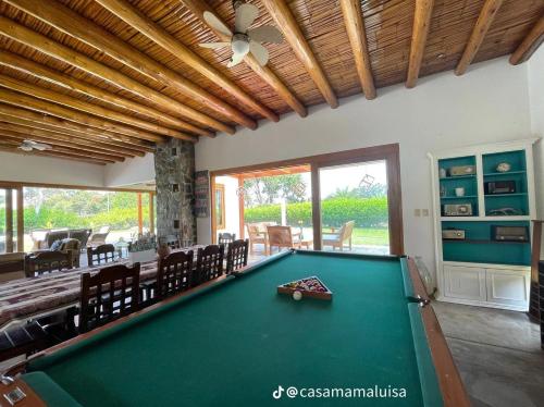 - Sala de estar con mesa de billar en Casa de campo con piscina, en Miraflores