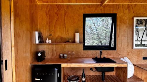 een keuken met een houten aanrecht en een raam bij Omeo Holiday Park in Omeo