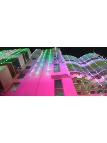 uma vista para um edifício com luzes rosa e verde em Roxy Inn,Cuttack em Cuttack