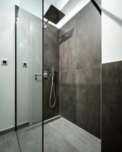 a shower with a glass door in a bathroom at Villa Askana, 3 Bedrooms, 4 Baths, Infinity Pool, Whirlpool, Sea view, Outdoor kitchen in Jesenice