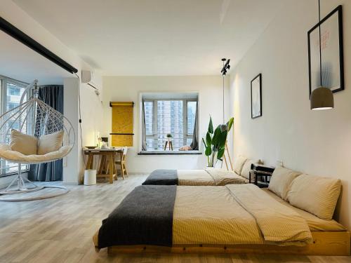 Un dormitorio con una cama grande y un columpio en 重庆山川的民宿, en Chongqing