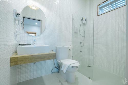 บ้านเรียวชิน น่าน りょうしん في نان: حمام مع مرحاض ومغسلة ومرآة