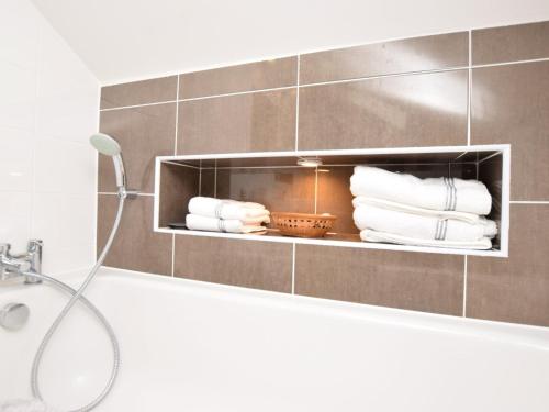ein Badezimmer mit einem Handtuchhalter und Handtüchern in der Unterkunft 2 Bed in Edinburgh 83967 in Roslin