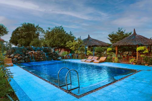 RehtiにあるLotuslap Resortの- リゾート内のプール(ラウンジチェア2脚付)
