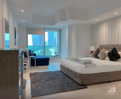 - une chambre avec un grand lit et un salon dans l'établissement Stunning & Spacious Apt with Balcony Dubai Marina, à Dubaï