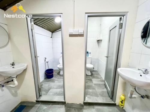 a bathroom with two sinks and two toilets at SOINN Jonker Guesthouse By Nestcove in Malacca