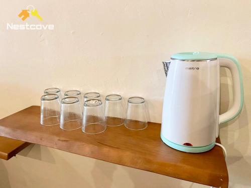 Příslušenství pro přípravu čaje a kávy v ubytování SOINN Jonker Guesthouse By Nestcove