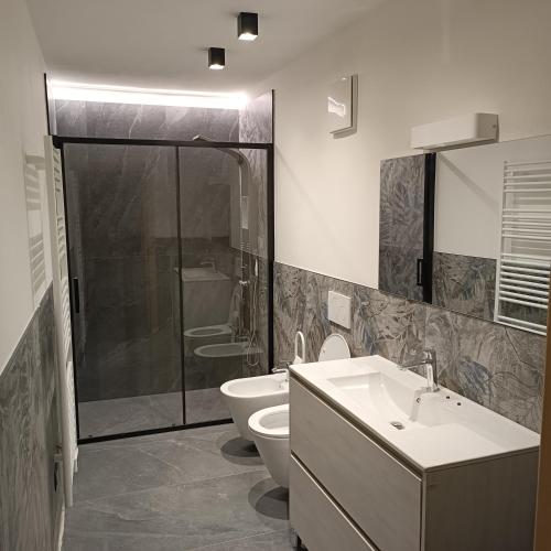 La salle de bains est pourvue d'une douche, de toilettes et d'un lavabo. dans l'établissement CASA ANITA, à Mezzana
