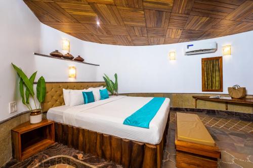 A bed or beds in a room at ama Stays & Trails Eden Farms Sapphire, Goa