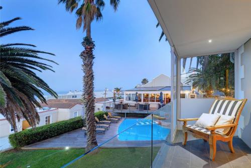 een uitzicht vanaf het balkon van een huis met palmbomen bij Protea Hotel by Marriott Mossel Bay in Mosselbaai