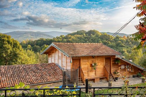 Ce chalet en bois offre une vue sur les montagnes. dans l'établissement Guest House Kandaferi 2, à Elena