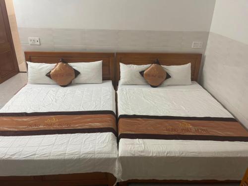 two beds sitting next to each other in a room at Hưng Phát Hotel in Phu Yen