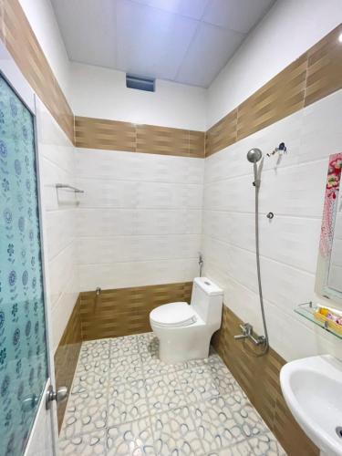 a bathroom with a toilet and a sink at Hưng Phát Hotel Phú Yên in Phu Yen