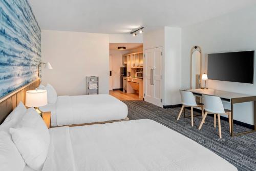 um quarto de hotel com duas camas e uma secretária em TownePlace Suites by Marriott Richmond Colonial Heights em Colonial Heights