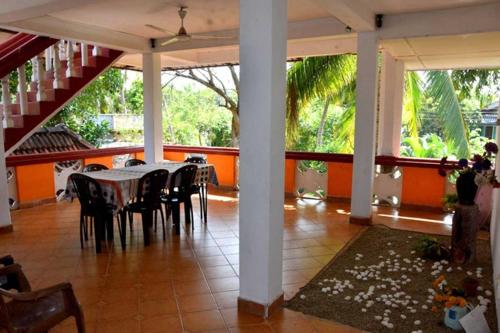 una sala da pranzo con tavolo e sedie di Hotel Nirmani a Anuradhapura