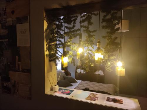 um quarto com uma cama e luzes numa janela em Wine Reflections Apartment near Nafplio em Néa Kíos