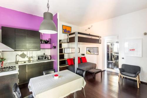 Il comprend un salon avec une table et une cuisine. dans l'établissement Apartment Il Giardino di Linda a San Pietro, à Rome