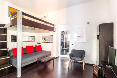 - une chambre avec une mezzanine dotée d'oreillers rouges et d'une chaise dans l'établissement Apartment Il Giardino di Linda a San Pietro, à Rome