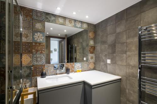 Ένα μπάνιο στο Stratum Apartment by LobbySquare
