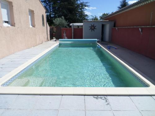 een zwembad in de achtertuin van een huis bij Studio Valreas Avec Piscine in Valréas