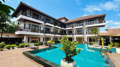 una imagen de un hotel con piscina en Suansukpattaya en Jomtien Beach