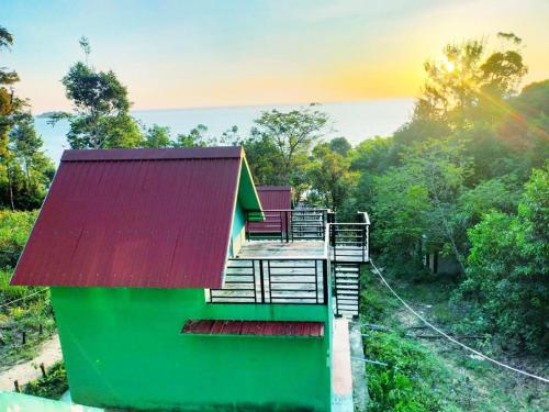 ロン島にあるPlankton Bungalow and Campingの赤い屋根と階段の小屋