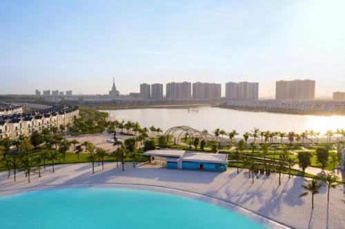 una vista aérea de un complejo con una gran piscina en Nàng Homestay, en Gia Lâm Pho
