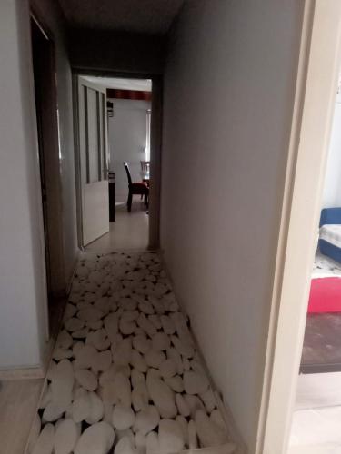 um corredor com piso coberto de mosaicos de cogumelos em Efehause em Edremit