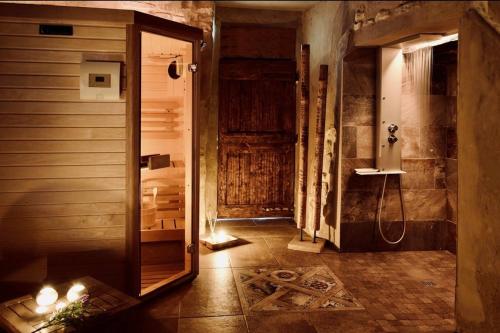een badkamer met een douche en een inloopdouche bij Relais B&B Betty Bike in Sasso Feltrio