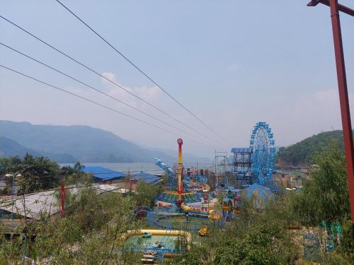 un parc d'attractions avec une piste de roller et un carnaval dans l'établissement Hotel Lake Journey, à Pokhara