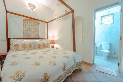 - une chambre avec un lit et une salle de bains avec des toilettes dans l'établissement Jade430@Candolim beach(3BHK Villa w Private Pool), à Candolim