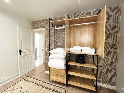パリにある06 - Designed Flat Paris Grands Boulevardsの二段ベッド1組(白いタオル付)が備わる客室です。