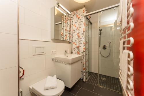a bathroom with a toilet sink and a shower at Appartementhaus Leeder by Schladming-Appartements in Schladming