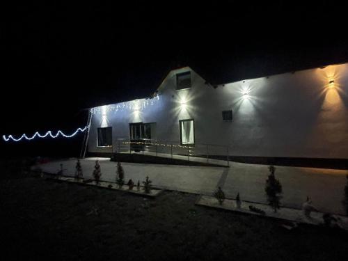 Φωτογραφία από το άλμπουμ του Casuta din drumul muntelui σε Drăguş