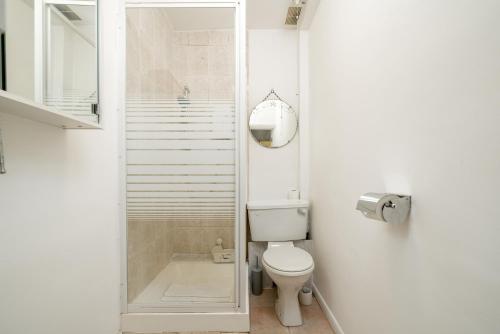 uma casa de banho com um WC e uma cabina de duche ao nível do chão em ALTIDO Cosy maisonette near Abbey Road em Londres
