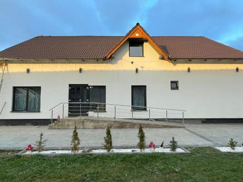 Φωτογραφία από το άλμπουμ του Casuta din drumul muntelui σε Drăguş